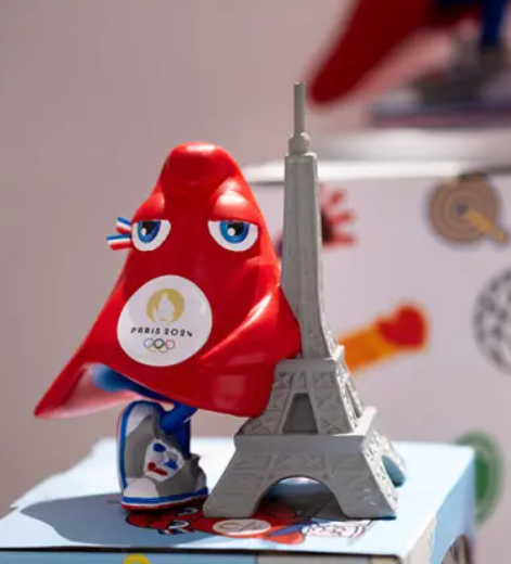 Figurine JO de Paris 2024 avec Phryge et Tour Eiffel